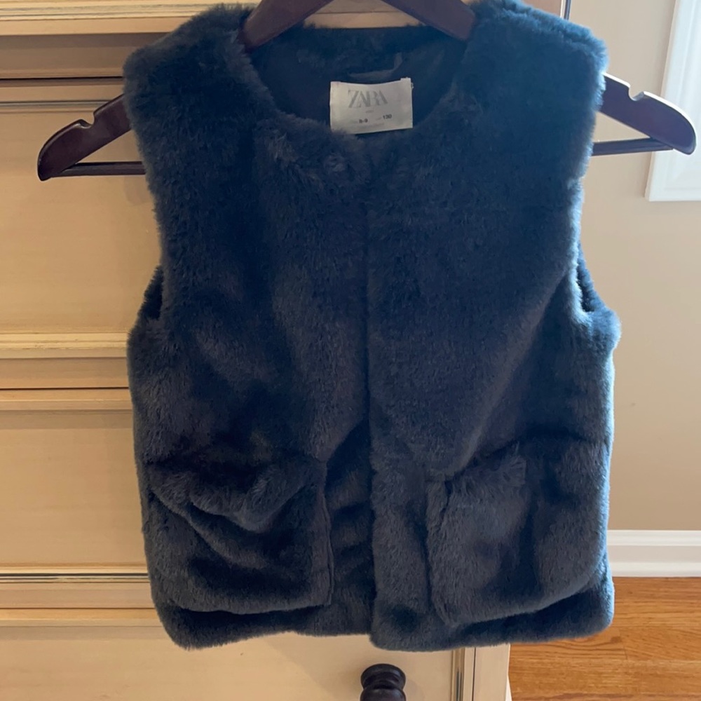 Zara girls size 8-9 faux fur vest.